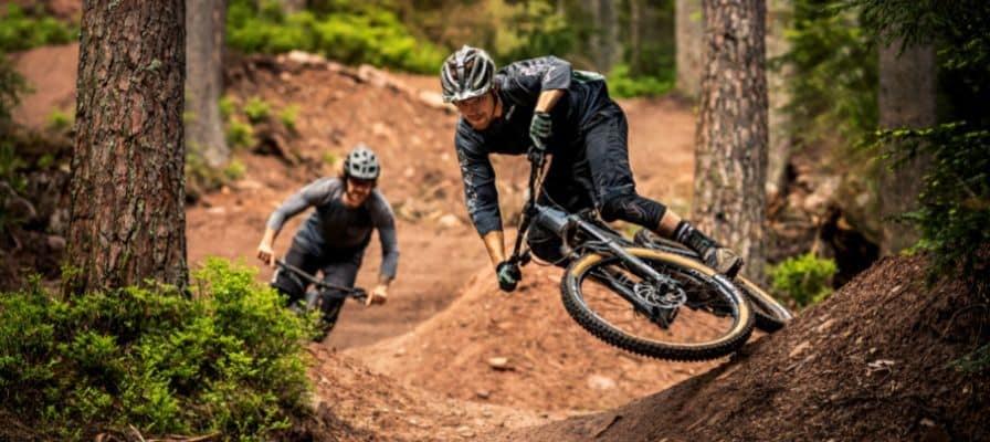 Zwei Mountainbiker auf Waldpfad in Aktion