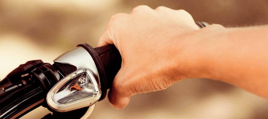 Nahaufnahme einer Nabenschaltung an einem Fahrradlenker