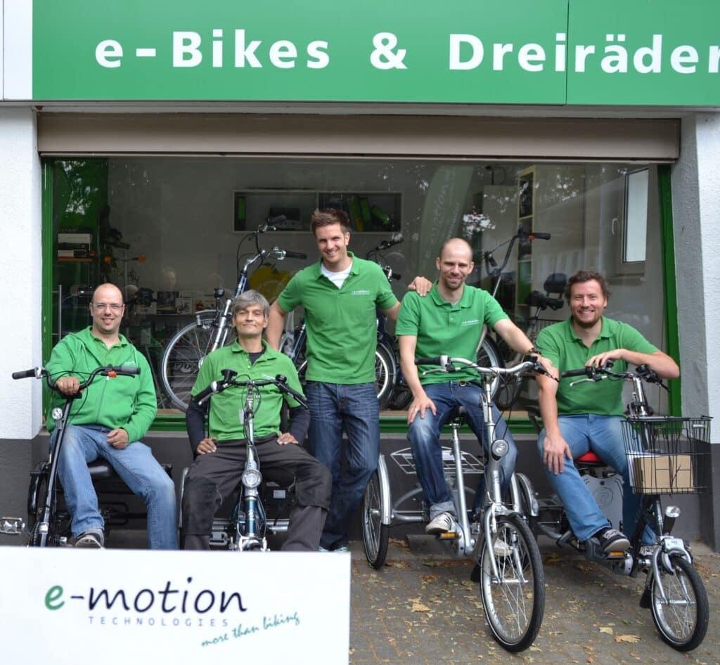 Gruppe von fünf Personen vor einem E-Bike-Geschäft