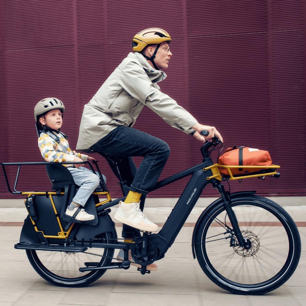 Ein Mann fährt mit einem Jungen auf dem Riese & Müller Multicharger