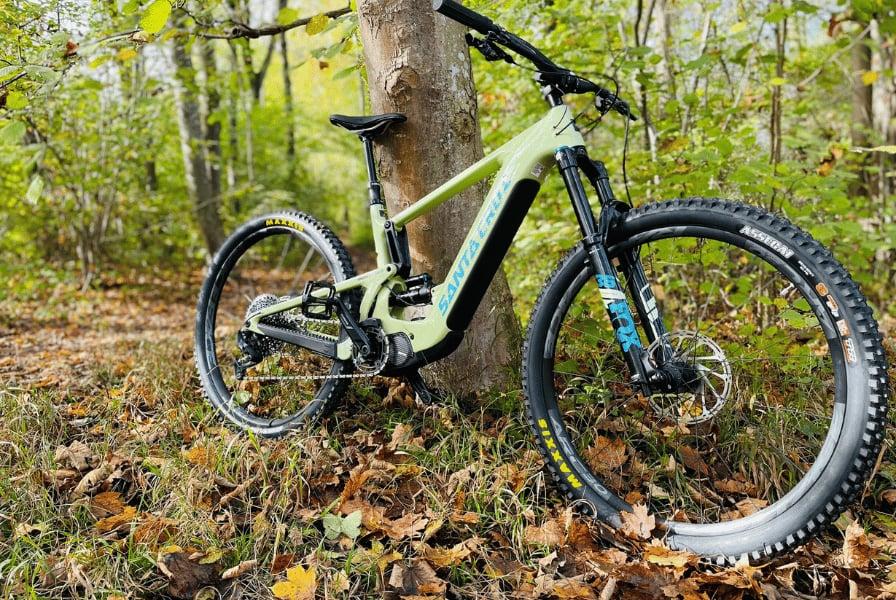 Santa Cruz Mountainbike im herbstlichen Wald