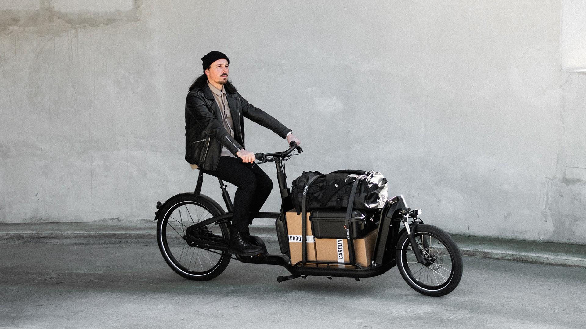 Ein Mann mit dem Carqon Flatbed und jeder Menge Gepäck