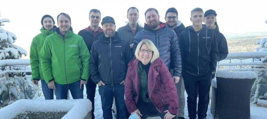 Gruppenfoto im Schnee auf einer Terrasse mit Ausblick