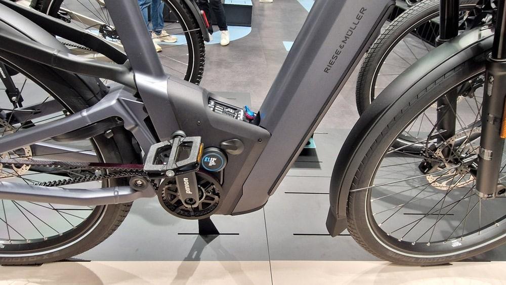 Antriebssystem eines e-Bikes mit mittigem Motor, integriertem Rahmen und modern designten Pedalen im Fokus.