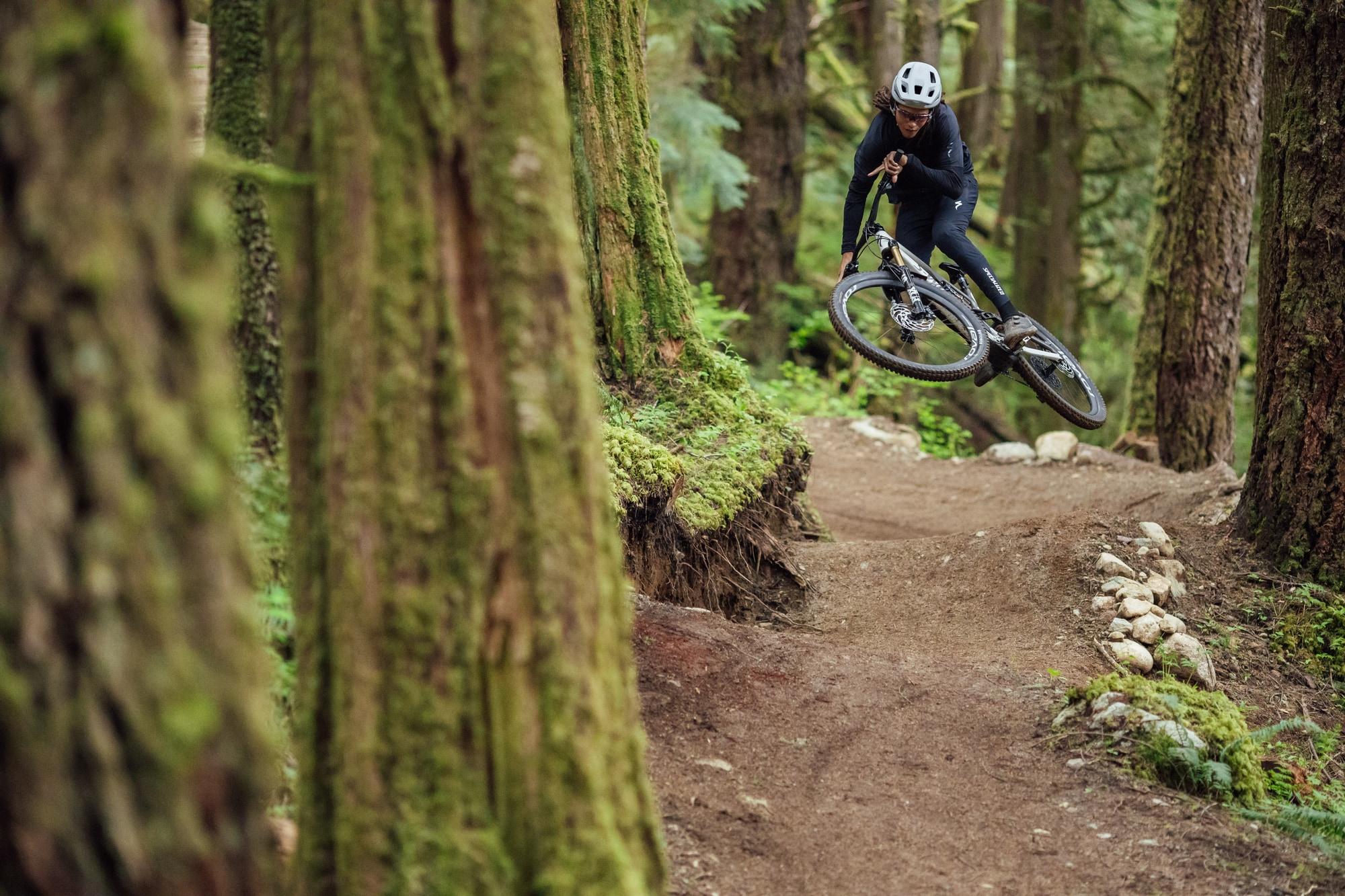 Erleben Sie das Specialized Turbo Levo SL E-Bike auf einem anspruchsvollen Trail im Wald – für echte Abenteuer im G