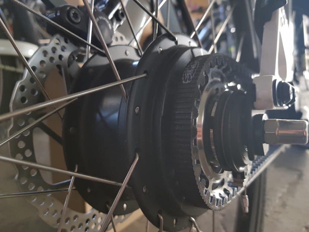 Nahaufnahme eines Fahrradnabenmotors mit Scheibenbremse