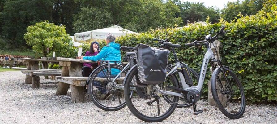 Ältere Menschen beim Fahrradkauf in einem Außenbereich