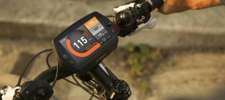 Bosch Nyon Bordcomputer auf E-Bike-Lenker mit Geschwindigkeitsanzeige