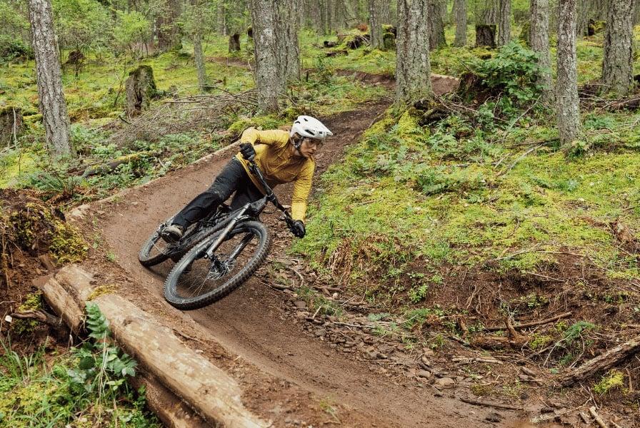 Mountainbiker auf Specialized Levo SL 2 im Wald unterwegs