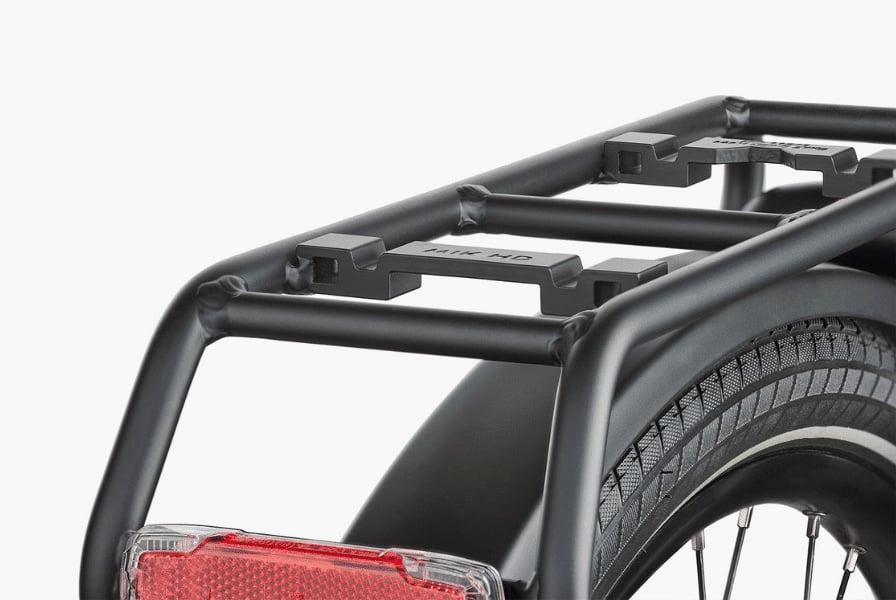 Nahaufnahme eines Fahrradgepäckträgers mit Rücklicht