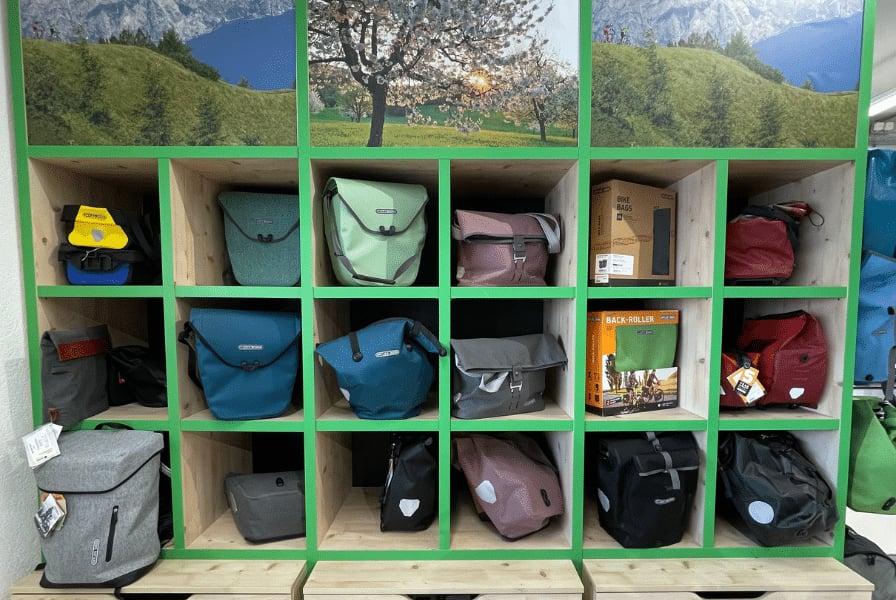 Regal mit verschiedenen Fahrradtaschen in einem Geschäft