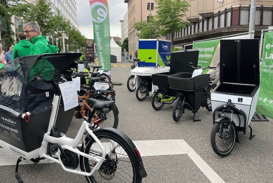 E-Lastenräder-Ausstellung in städtischer Umgebung