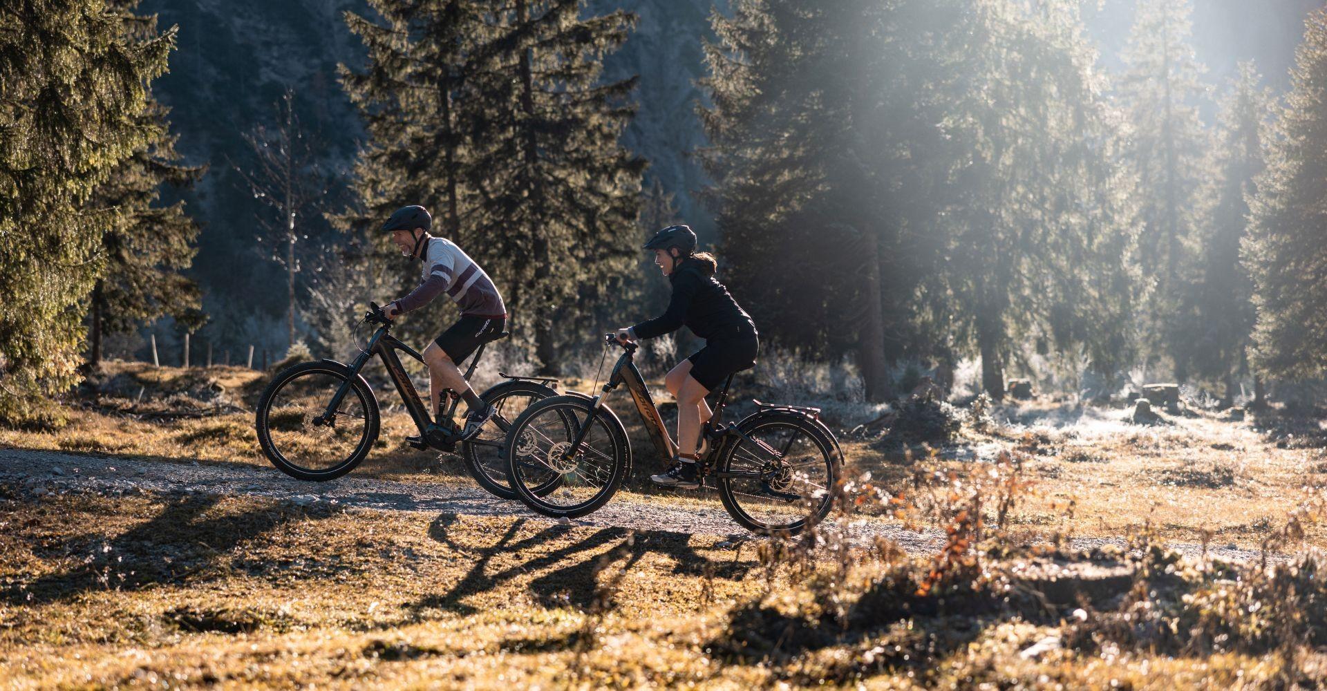 Zwei Personen im Wald auf den Corratec E-Power MTC 120 Pro e-Bikes