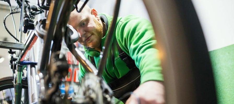 Mechaniker bei der Wartung eines E-Bikes im Service-Center