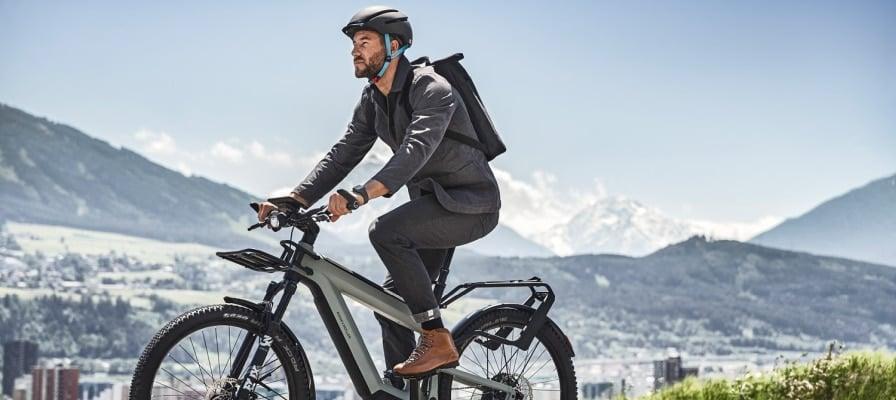 Mann auf Riese & Müller Superdelite E-Bike in bergiger Landschaft