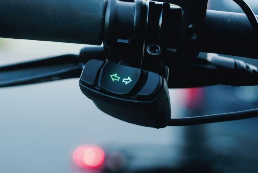 Nahaufnahme eines Fahrradlenkers mit integriertem Blinker