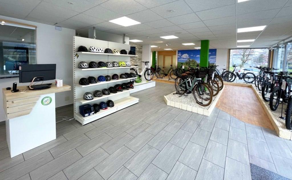 Moderner Fahrradladen mit E-Bikes und Zubehör