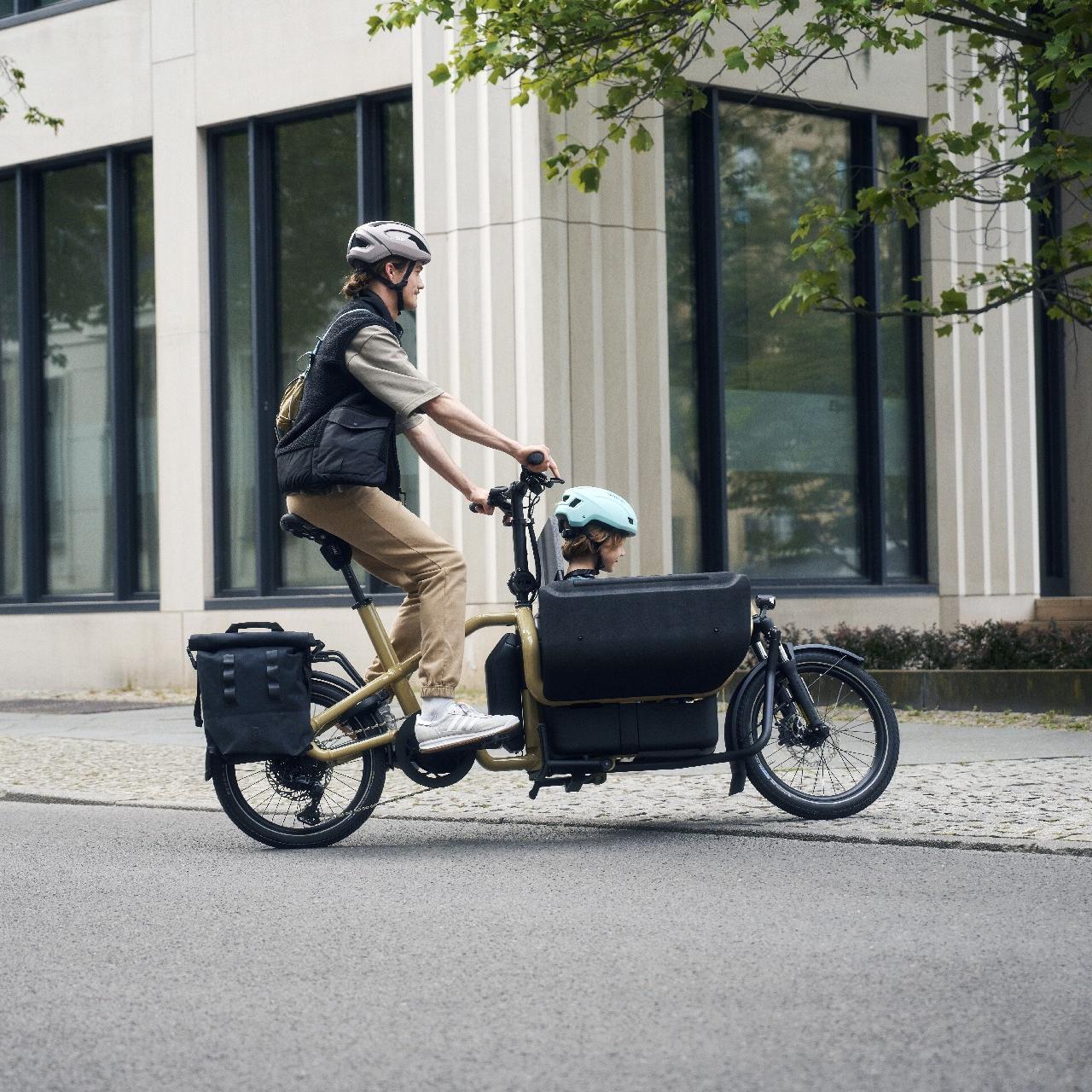 Eine Frau mit Kind im Riese & Müller Carrie Lastenrad