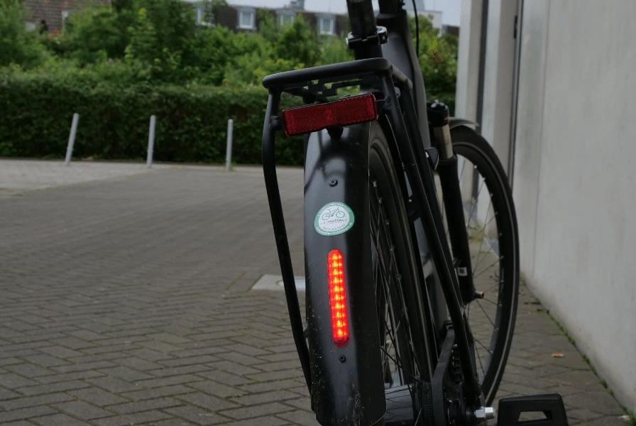 E-Bike mit RĂŒcklicht und GepĂ€cktrĂ€ger in urbaner Umgebung
