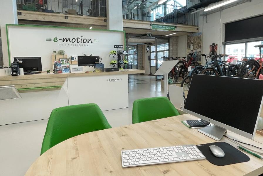 E-Bike-Geschäftsinterieur mit e-motion Branding und Fahrradausstellung