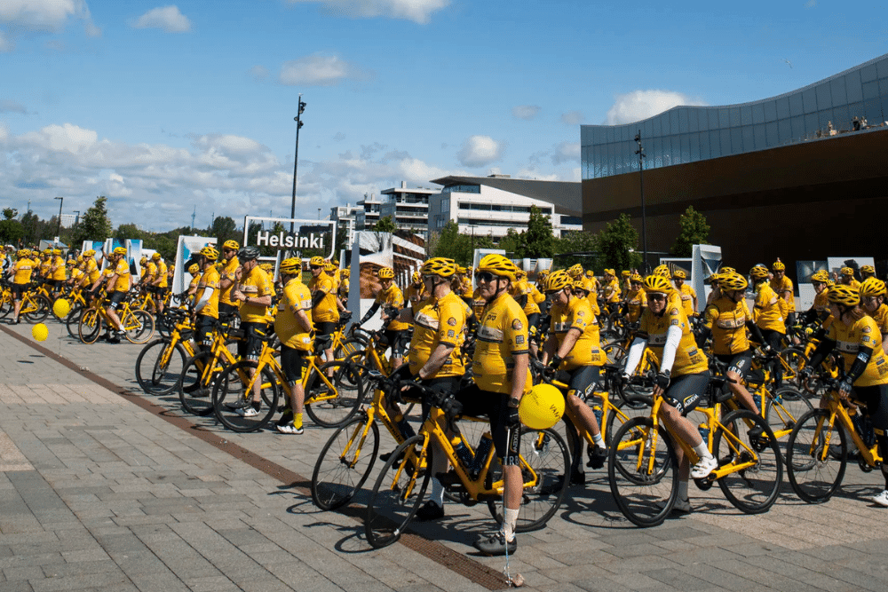 Das Bild zeigt das Team Tynkeby für ein internationales Charity Radsportprojekt