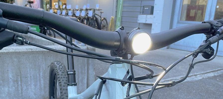 Nahaufnahme eines Fahrrads mit Lupine Frontlicht