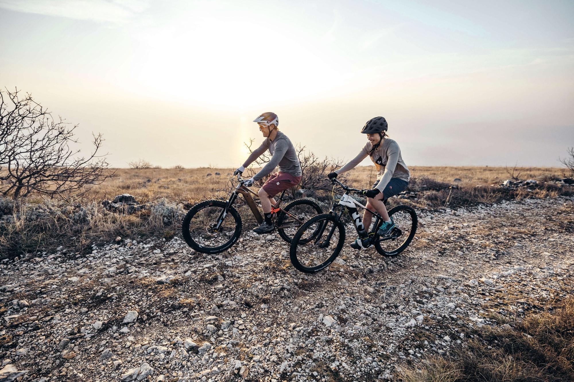 Erleben Sie unvergessliche Abenteuer mit dem Mountain Cross 7 und Light Cross 6 E-Bikes. Ideal für anspruchsvolle O