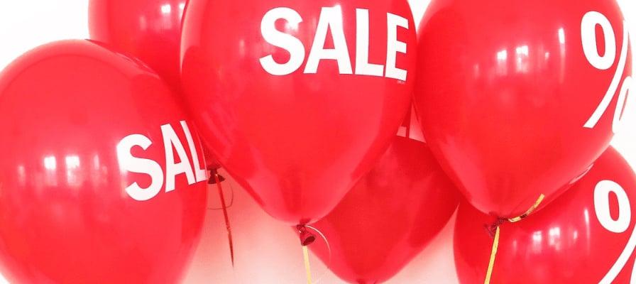 Rote Luftballons mit SALE und Prozentzeichen für Werbeaktionen