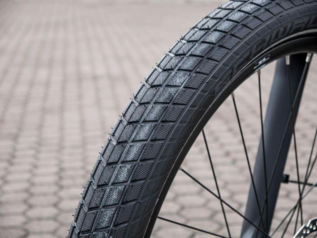 Nahansicht eines Reifens für ein Trekkingbike