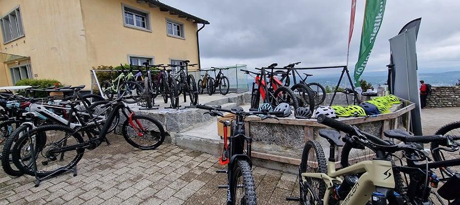 Mountainbikes bei Testveranstaltung in Dietikon vor Gebäude