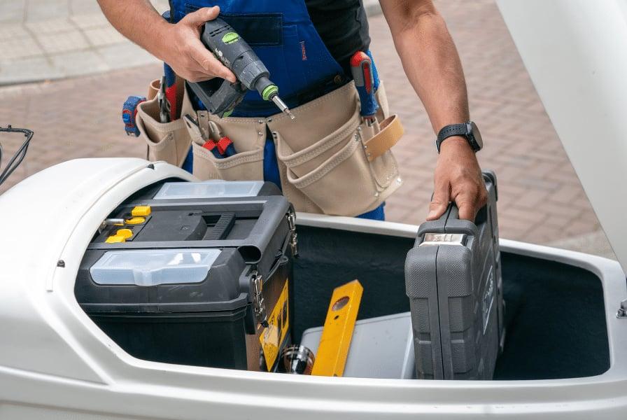 Werkzeugaufbewahrung in einem weißen Kofferraum mit Handwerker