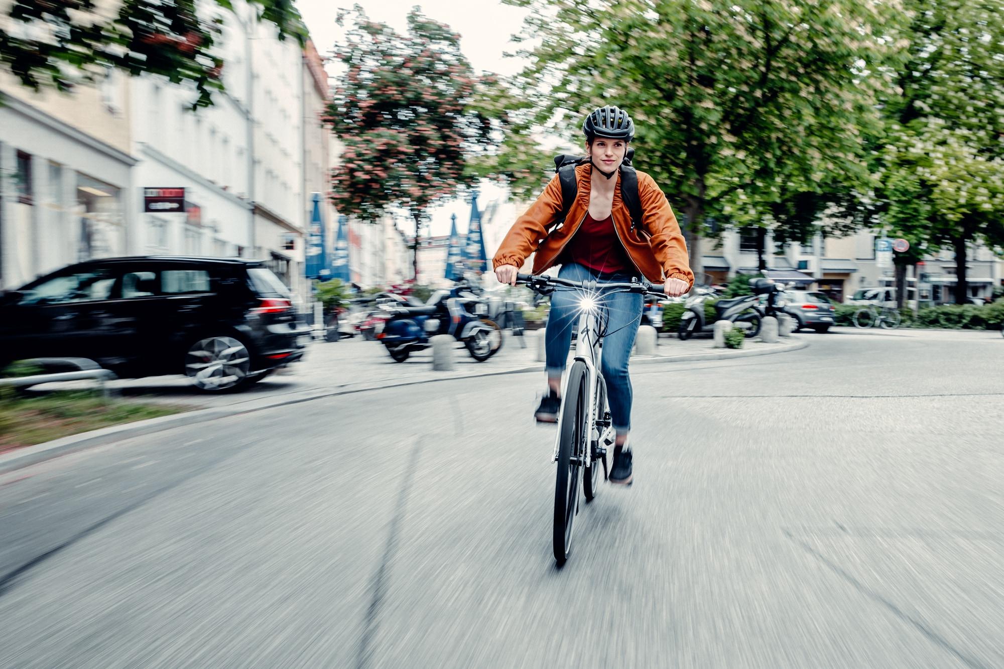Erleben Sie die Freiheit und Geschwindigkeit eines modernen E-Bikes im urbanen Umfeld. Perfekt für Pendler und Aben