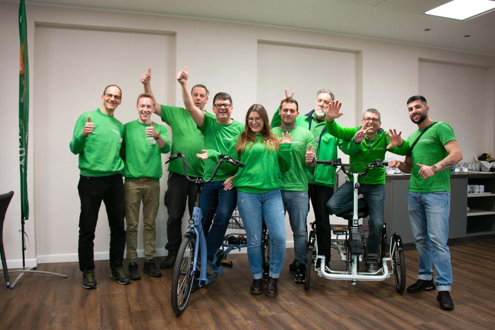 Das Bild zeigt ein Team von Mitarbeitern von e-motion während einer Schulung von Pfautec zum Thema E-Bikes.