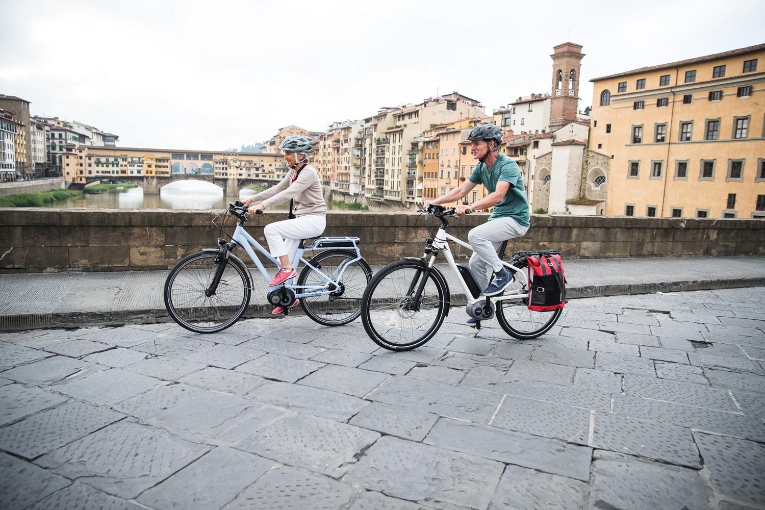 Zwei Personen auf Bosch e-Bikes durch die Stadt