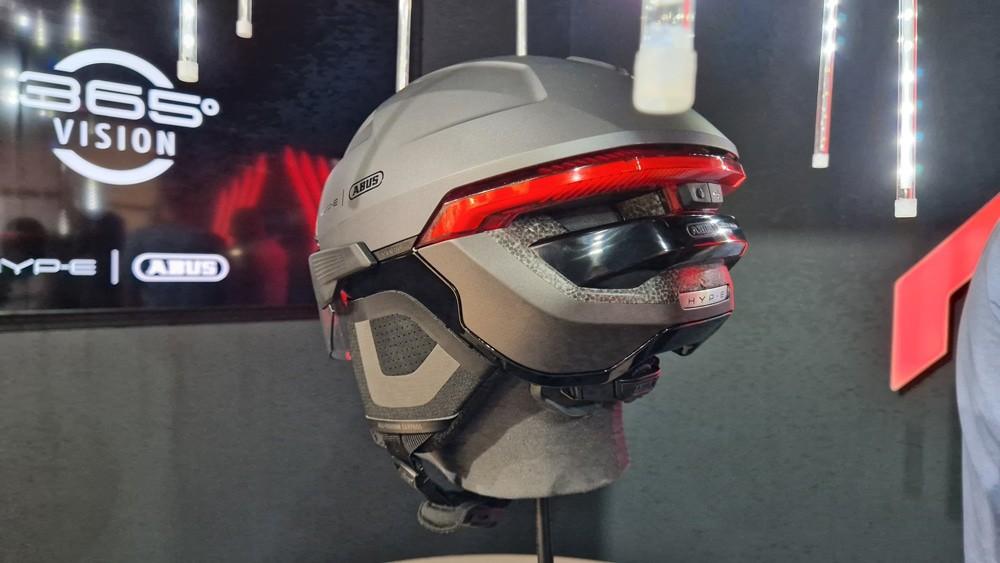 Grauer Helm mit integriertem Rücklicht, präsentiert als Sicherheits- und Komfortinnovation.