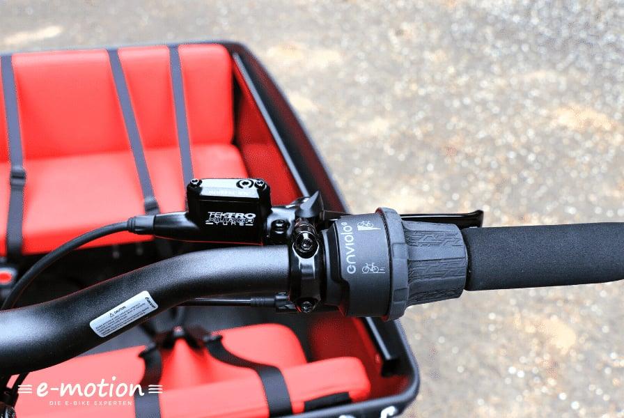 Lenkeransicht eines E-Bikes mit Tektro-Bremshebel und Enviolo-Schaltung