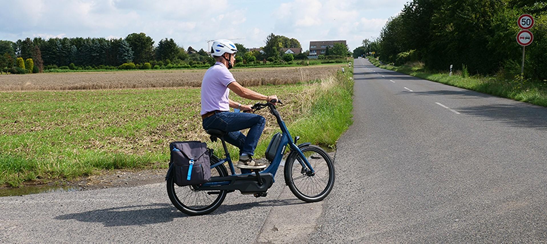 Das Bild zeigt einen Fahrer auf einem E-Bike des Modells "Gazelle Tiefeinsteiger Easyflow".