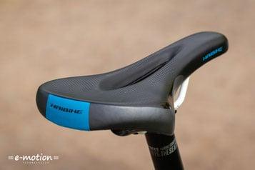 Nahaufnahme eines anatomisch geformten Haibike E-MTB Sattels