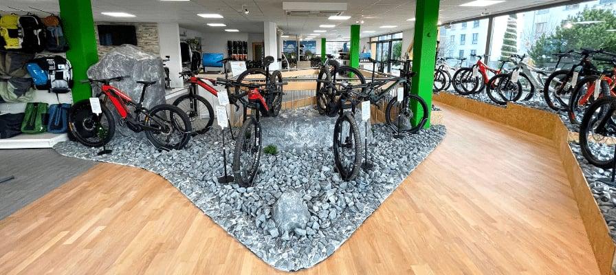 Moderne Fahrrad- und E-Bike-Ausstellung in einem Geschäft