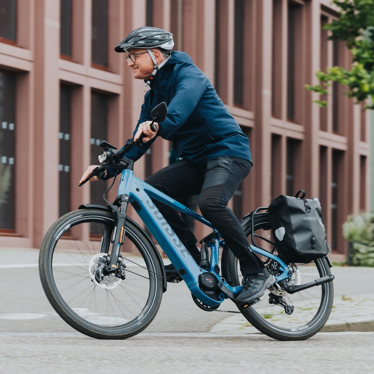 Das Bild zeigt einen Radfahrer, der auf einem E-Bike mit dem Bosch Performance Line Speed Antrieb unterwegs ist.