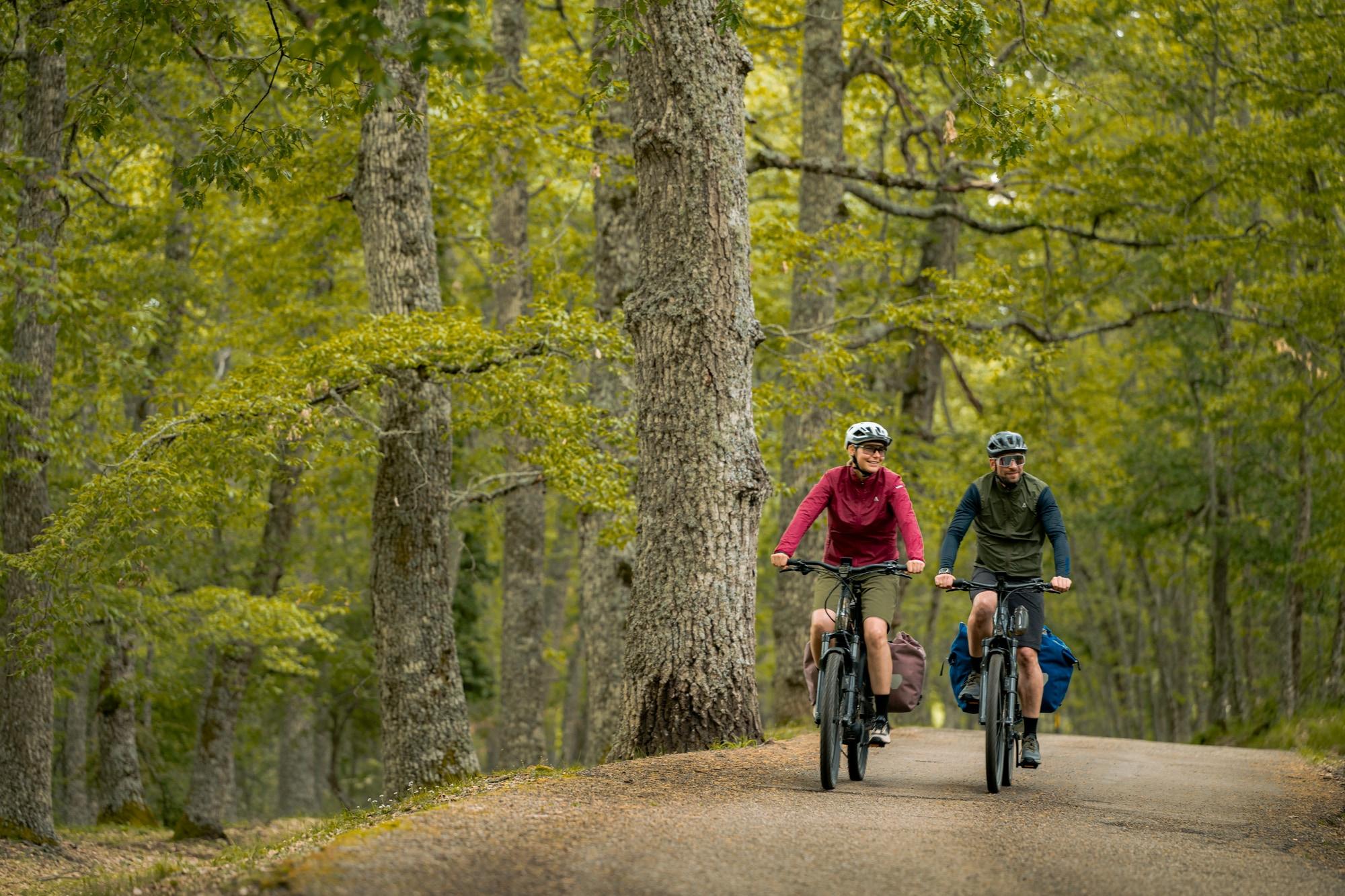 Zwei Personen mit Bosch e-Bikes fahren durch den Wald