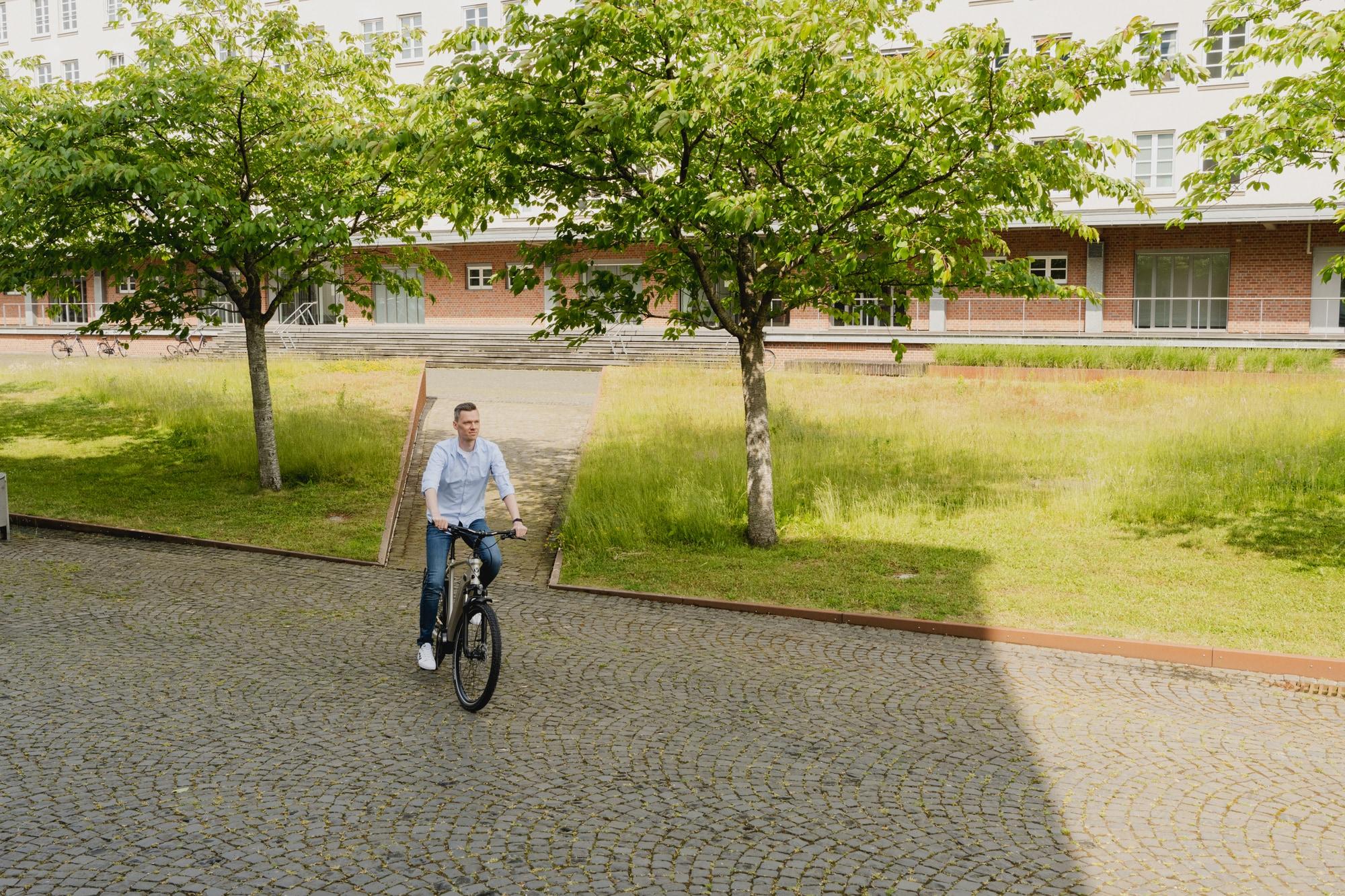 Entdecken Sie das Velo de Ville SUV SEB – ideal für Stadtabenteuer. Stilvolles Design trifft auf innovative Technik
