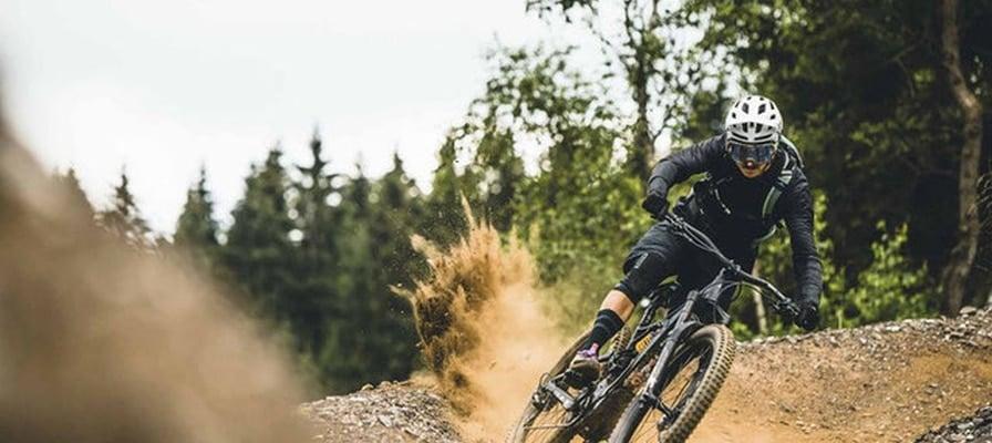 Mountainbiker mit Specialized-Bike auf Waldweg