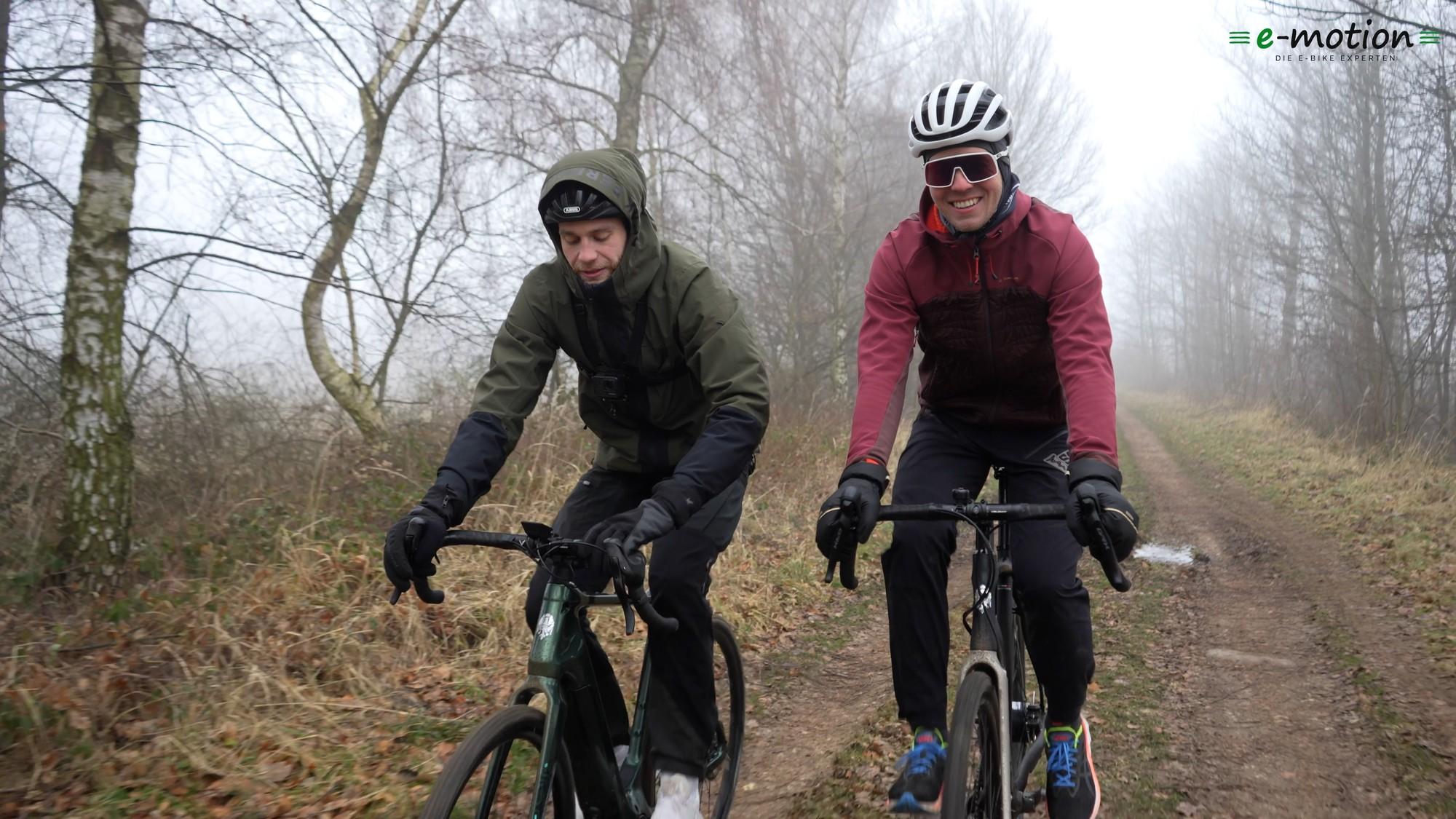 Zwei Personen auf zwei Bianchi Gravel e-Bikes durch den kalten Wald