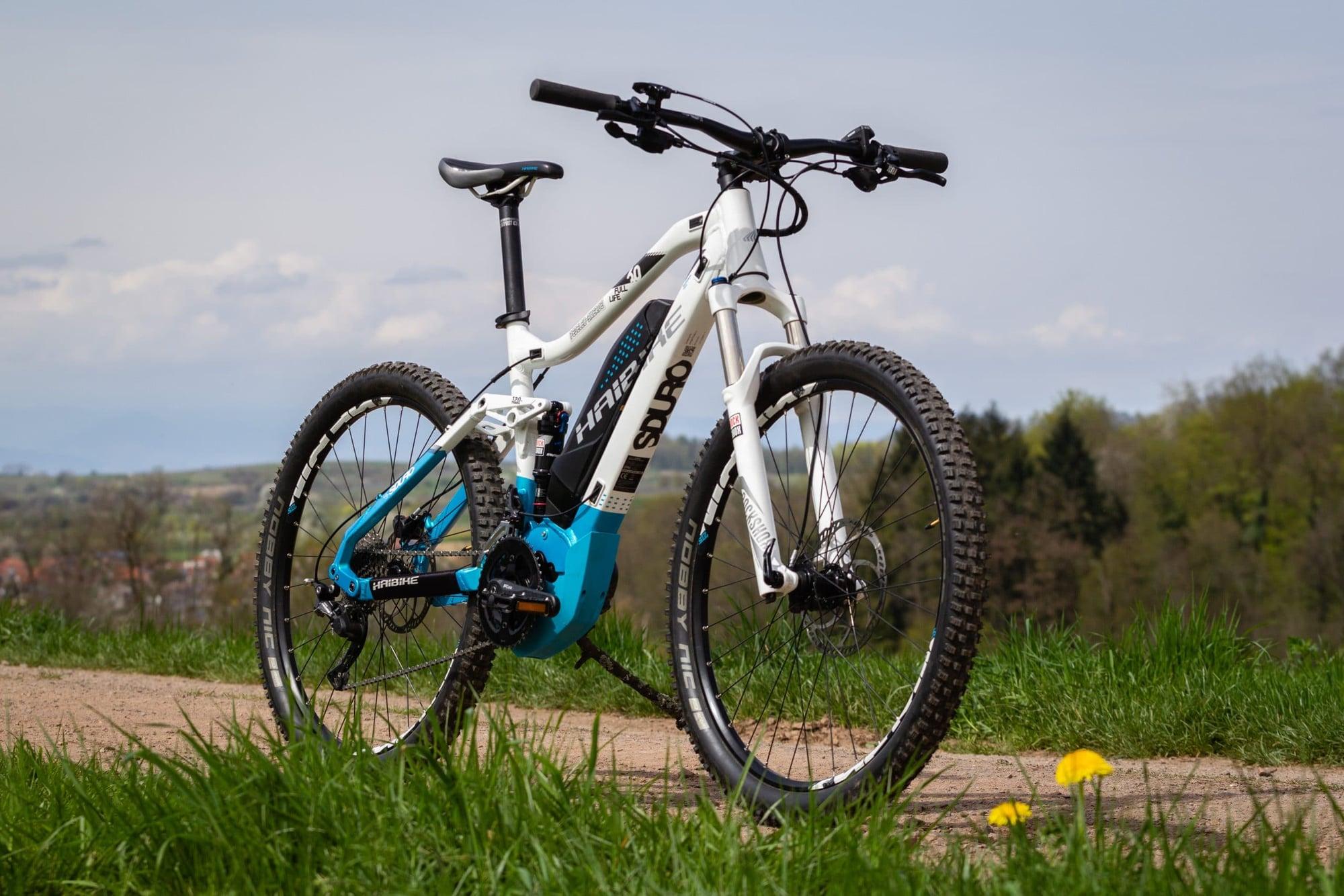E-Bike auf einem Feldweg mit grüner Landschaft im Hintergrund