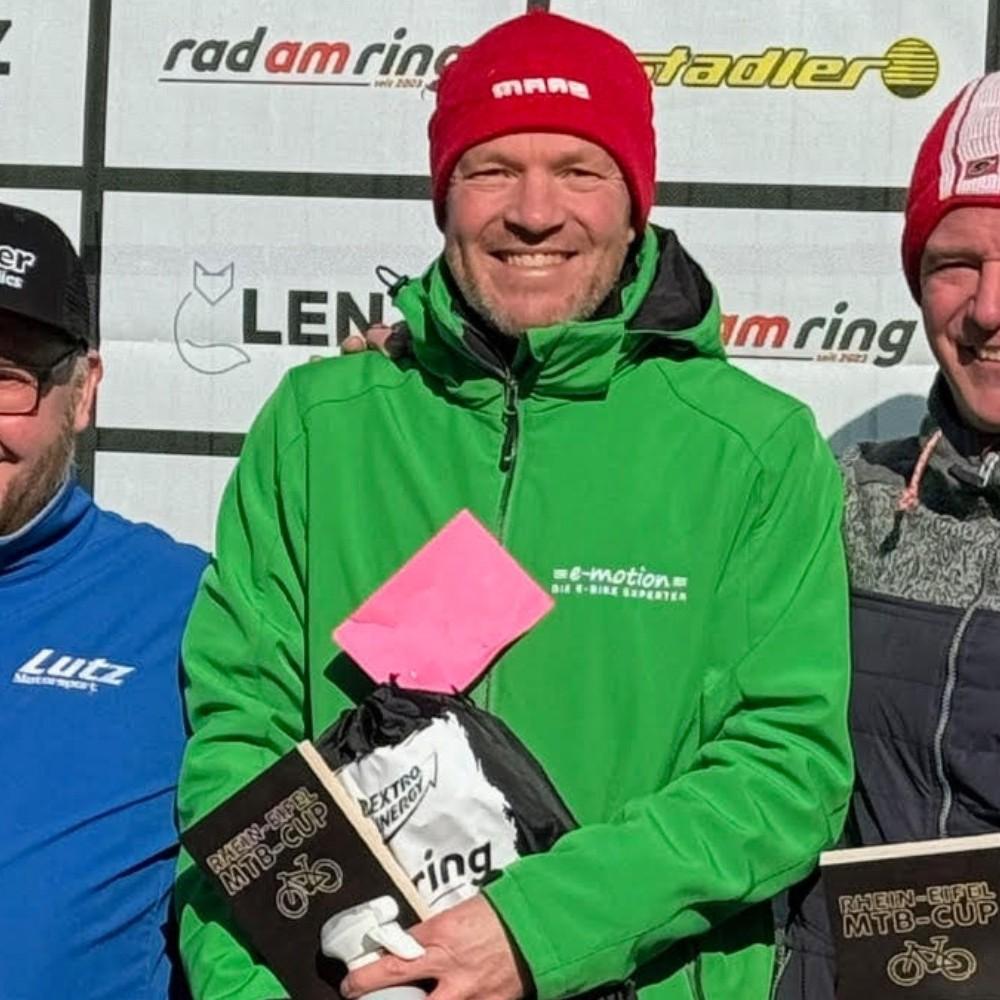 Frank Flinn feiert bei der e-Bike WM für Jedermann 2024 in Ischgl seinen Erfolg.