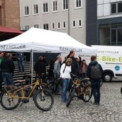Riese & Müller E-Bike Präsentation mit Besuchern und Zelten