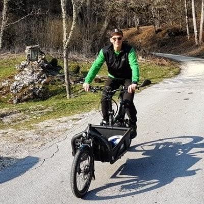 Mann auf Riese & Müller Load 60 Touring E-Bike auf Landstraße