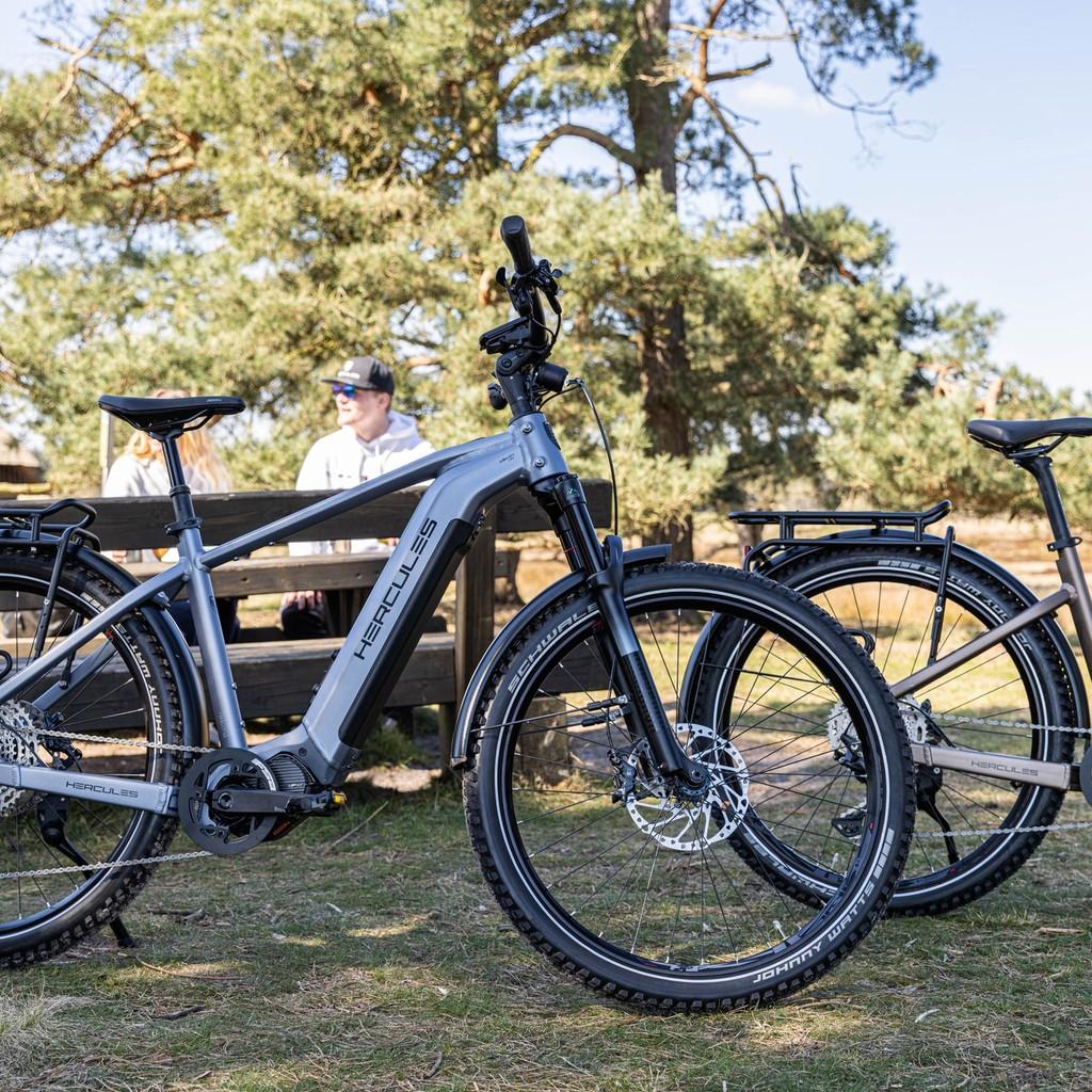 Entdecken Sie das Hercules NOS-SUV-2.2 E-Bike in action. Perfekt für Abenteuer und Geländefahrten mit robustem Desi