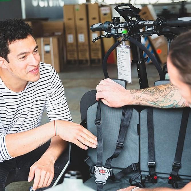 E-Bike-Beratung mit Fokus auf Kindersitz-Installation